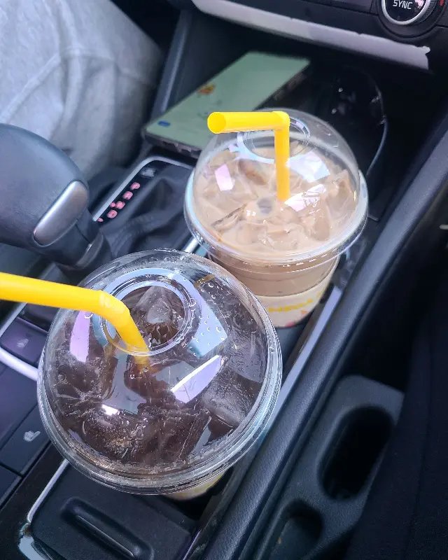 차 안에서 즐기는 커피