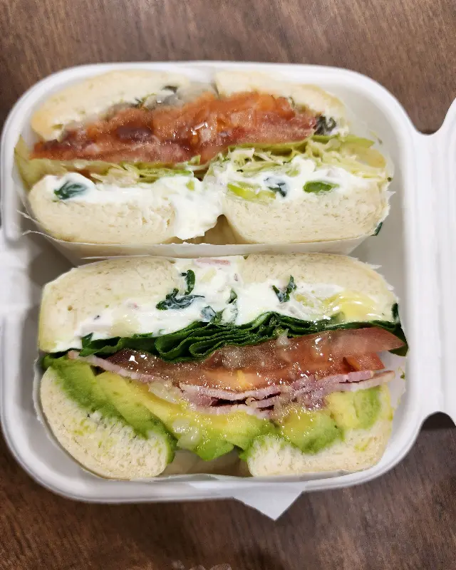 포장된 베이글 샌드위치