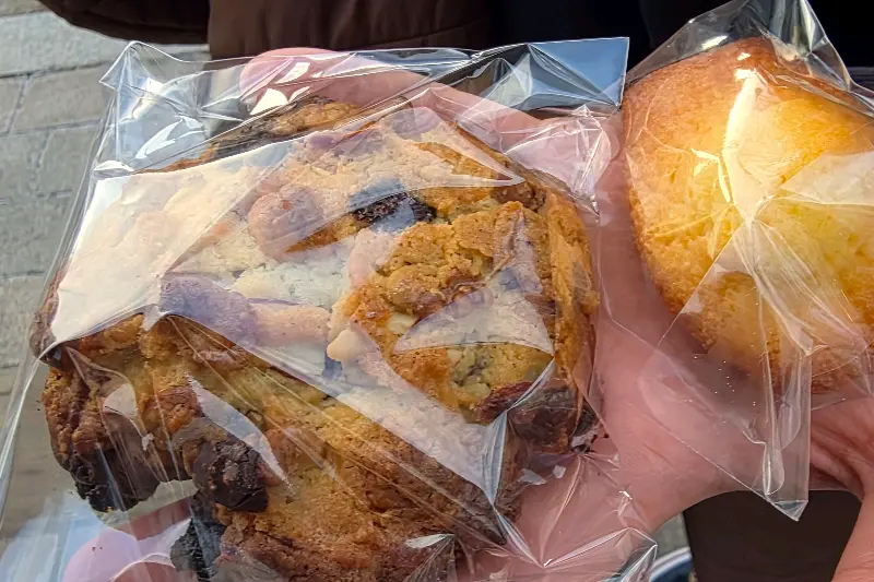 포장된 빵을 들고 있는 모습