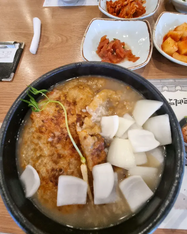 푸짐하게 담겨 나온 삼계탕