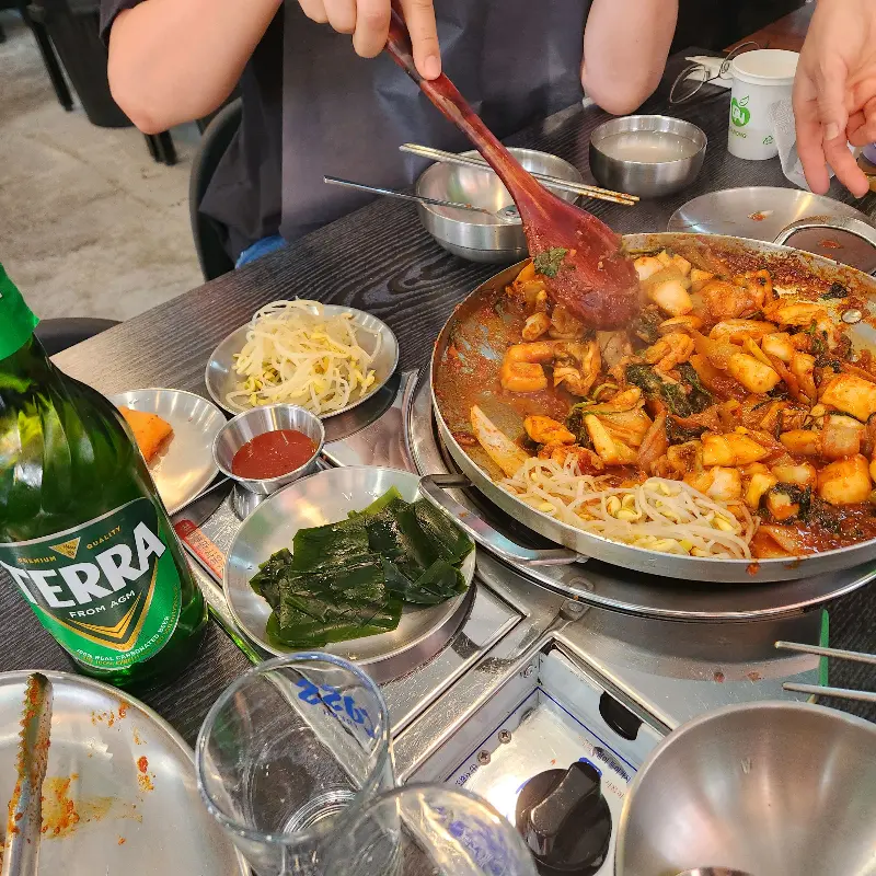 갑오징어 볶음을 맛있게 먹는 모습