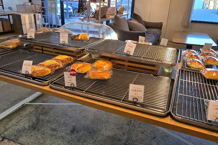 다양한 종류의 빵과 디저트