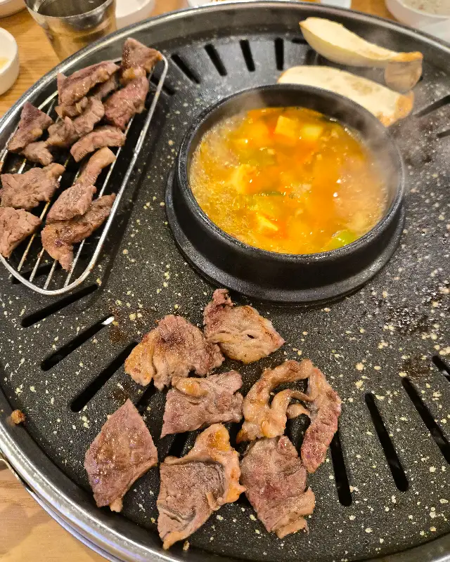 된장찌개와 함께 익어가는 고기