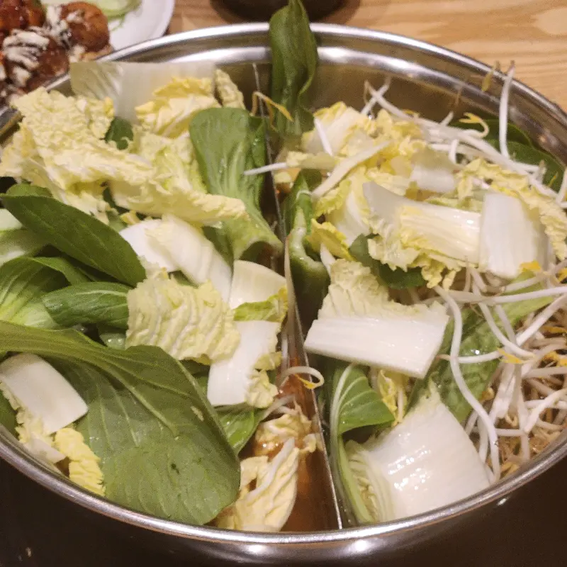 냄비에 야채가 가득 담겨있는 모습