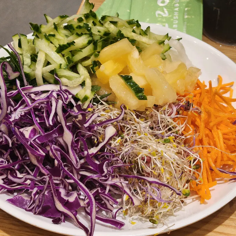 다채로운 색감의 샐러드