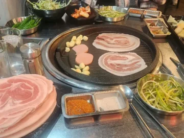 명지에서 즐기는 추억의 맛, 수영냉삼에서 찾는 행복한 삼겹살 맛집 시간여행