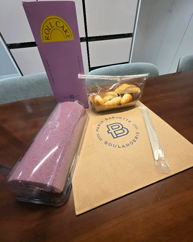 선물 포장된 롤케이크와 빵