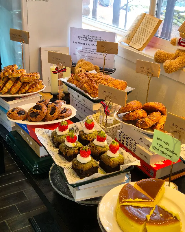 책 위에 진열된 빵과 디저트