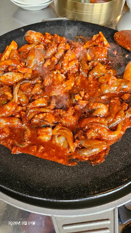 푸짐하게 차려진 쭈꾸미 한 상 차림