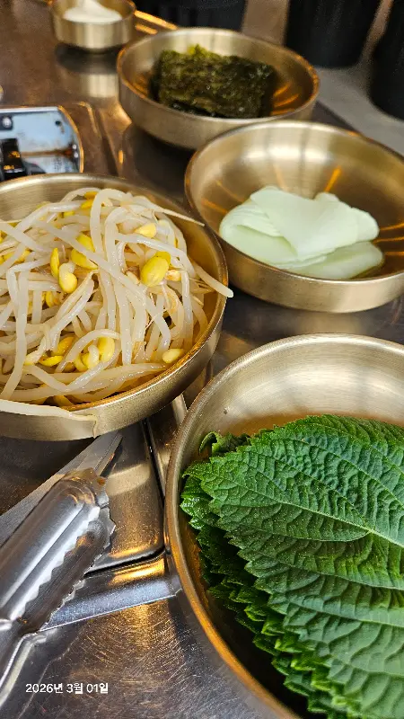 깻잎, 콩나물, 쌈무 등 쭈꾸미와 함께 곁들여 먹을 수 있는 밑반찬