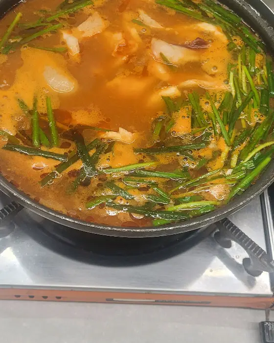 김이 모락모락 나는 얼큰한 매운탕