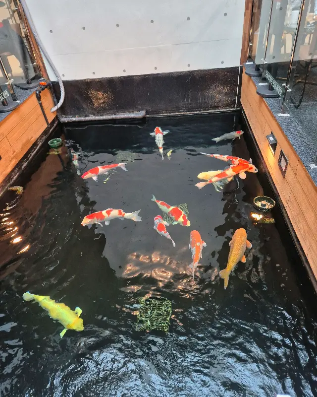 카페 내부의 모습: 넓고 쾌적한 공간이 인상적이다.