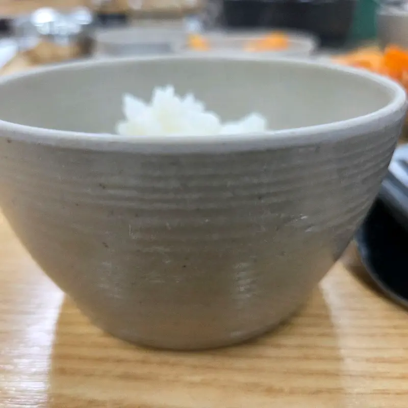 밥을 담은 모습