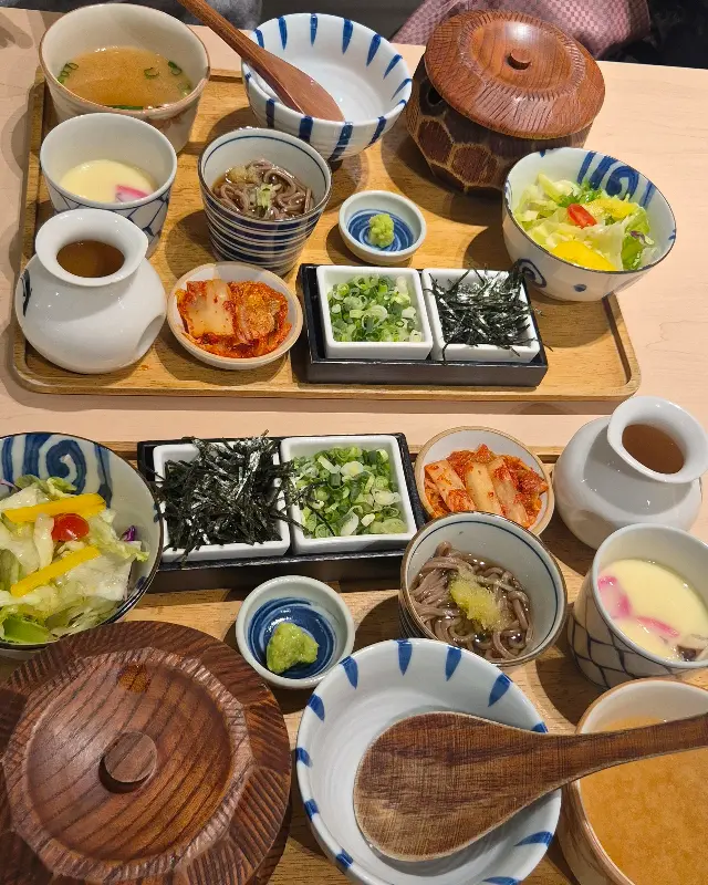 히츠마부시를 더욱 풍성하게 즐길 수 있도록 정갈하게 담겨 나온 반찬들