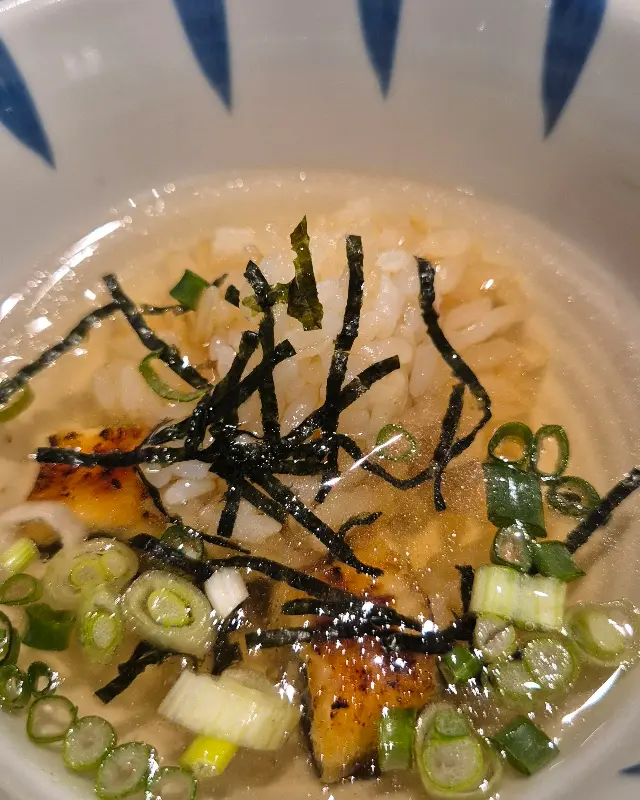 따뜻한 녹차를 부어 만든 오차즈케