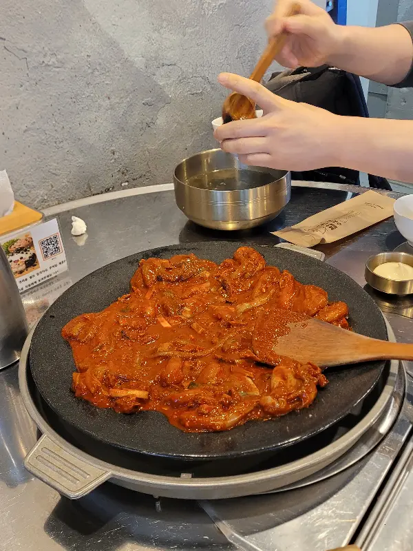 쭈꾸미 양념에 볶음밥을 볶고 있는 모습