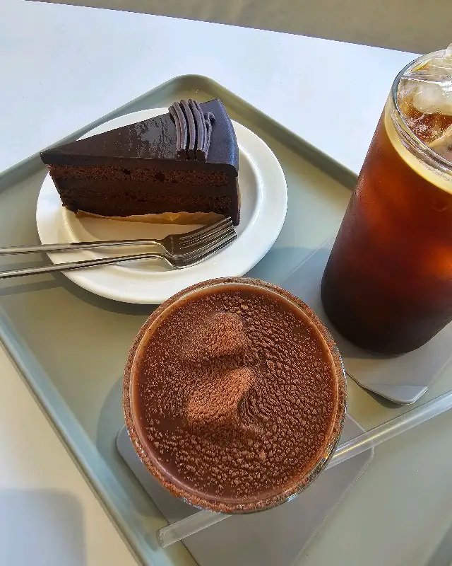 초콜릿 케이크와 커피