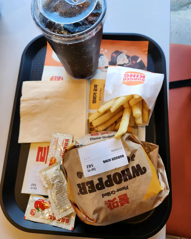 와퍼 세트가 놓인 쟁반