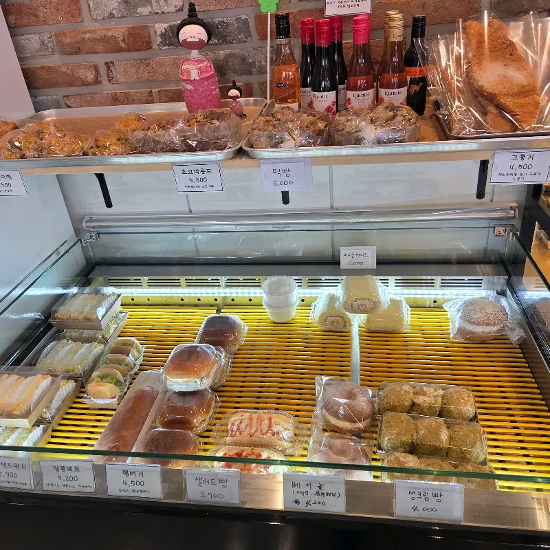 다양한 빵이 진열된 쇼케이스