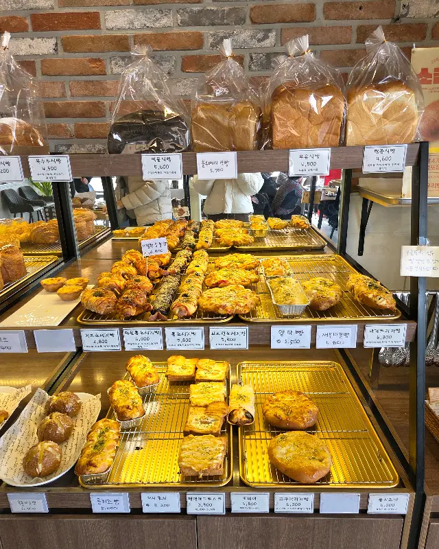 다양한 빵이 놓여있는 모습