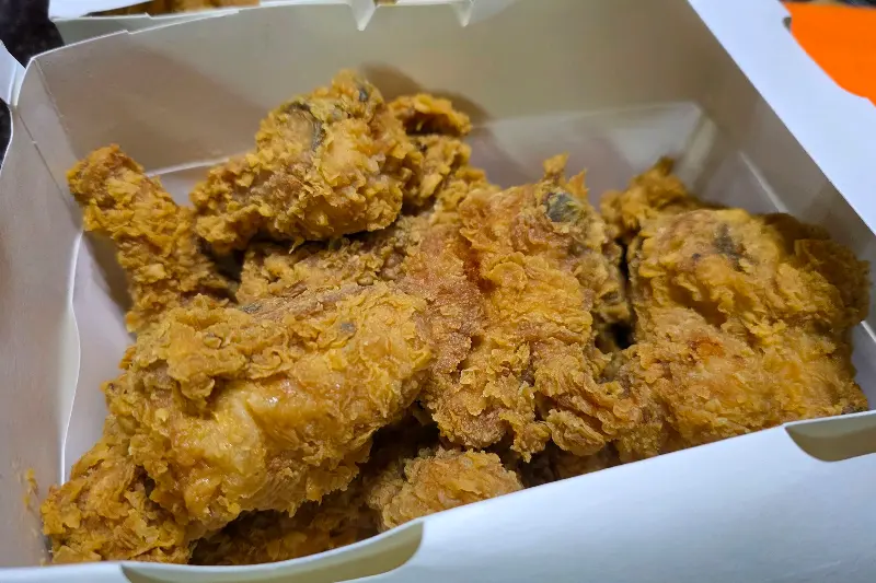 갓 튀겨져 나온 후라이드 치킨