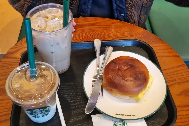 디카페인 블랙 글레이즈드 라떼와 에그에그 샌드위치