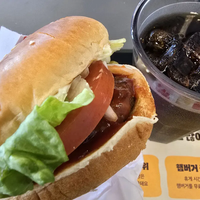 햄버거와 콜라가 함께 있는 모습