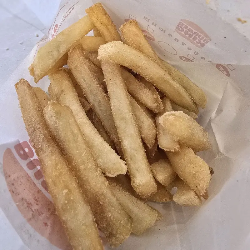 종이 봉투에 담긴 감자튀김