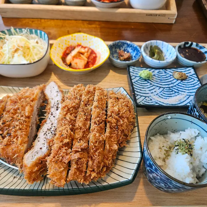푸짐하게 담긴 등심돈까스와 밥, 곁들임 찬
