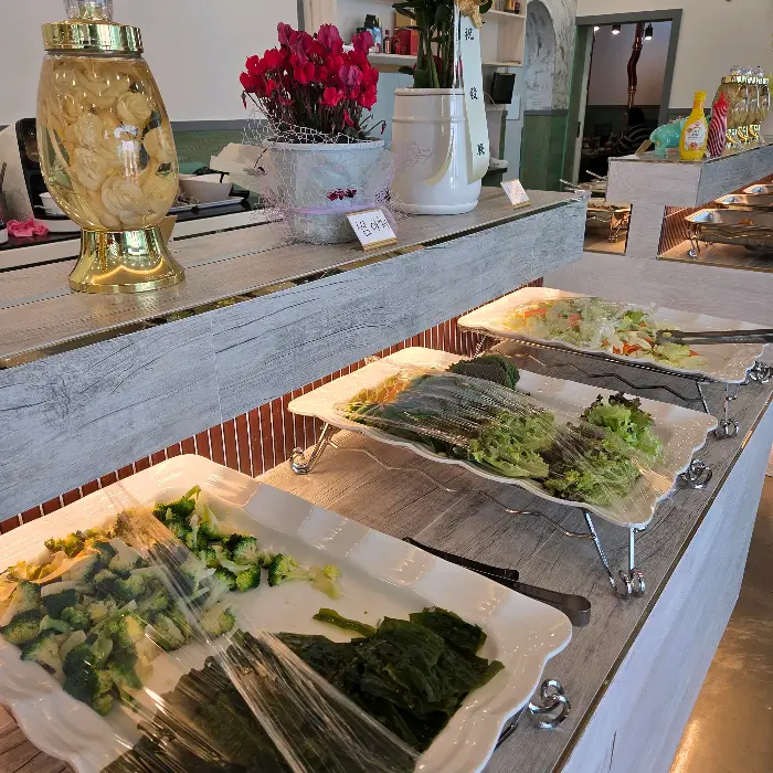 차가운 육수에 담긴 국수