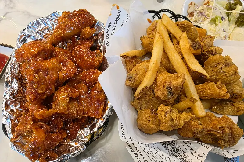 우분투에서 판매하는 치킨과 감자튀김의 모습