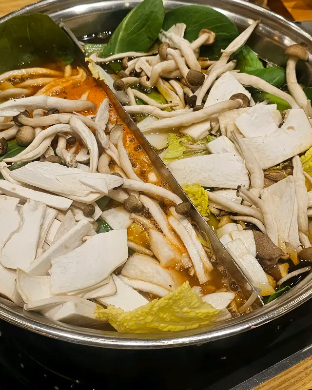 냄비에 담긴 야채와 버섯