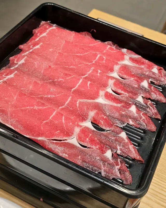 검은색 접시에 담긴 샤브샤브용 소고기