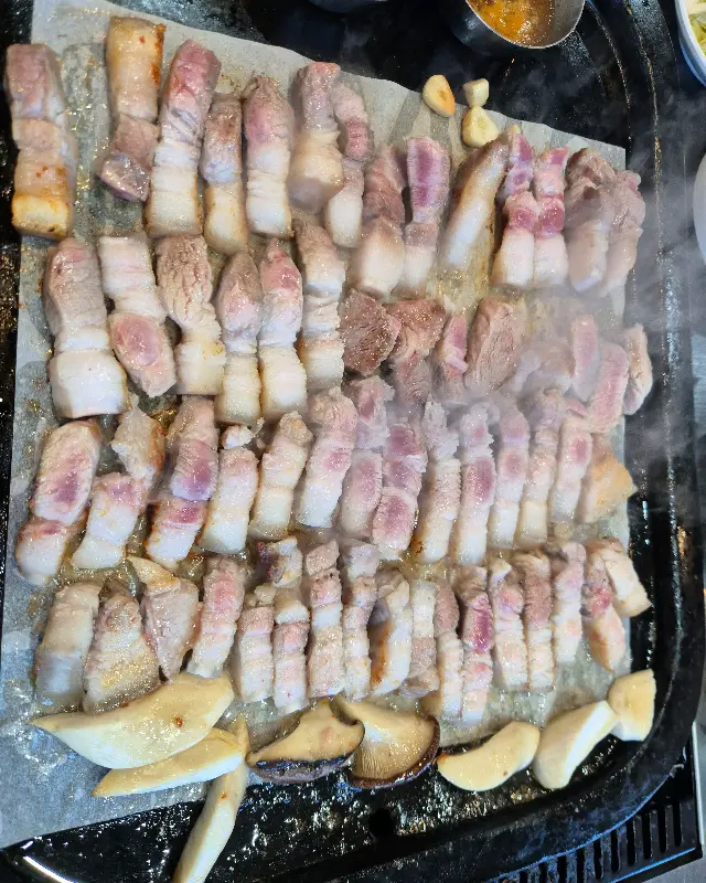 전문가의 손길로 구워지는 흑돼지