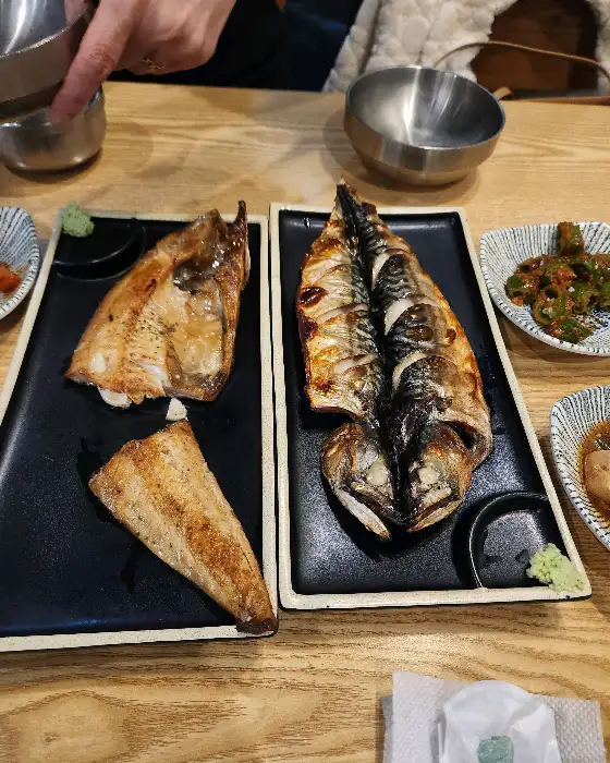 잘 구워진 고등어구이와 임연수구이의 모습. 껍질이 바삭하고 속살이 촉촉해 보인다.