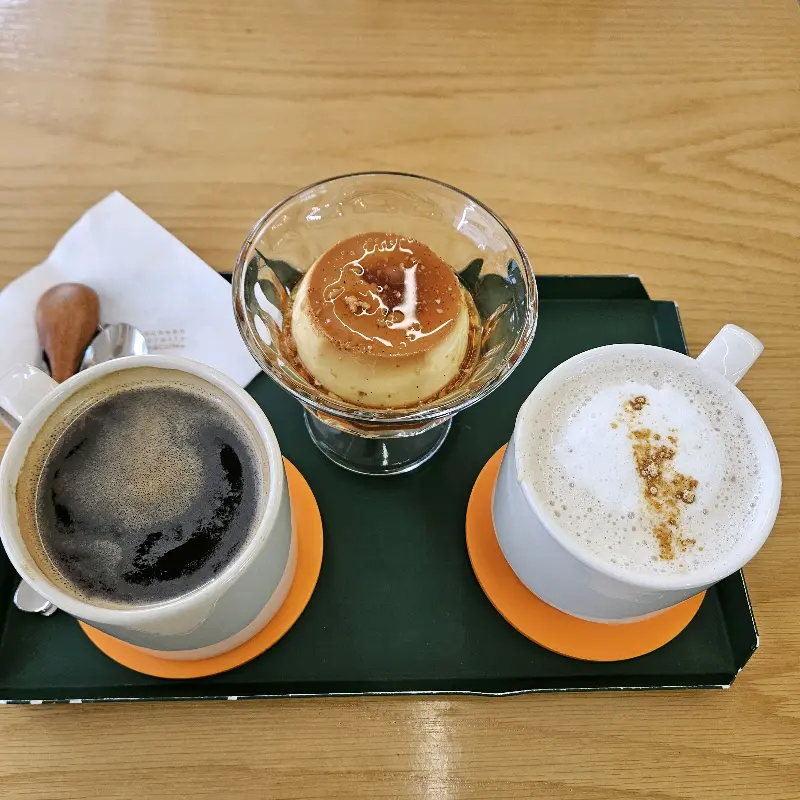 푸딩과 커피 두 잔이 놓여있는 쟁반