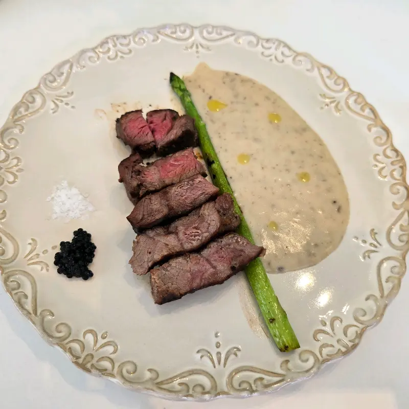 육즙 가득한 수비드 스테이크