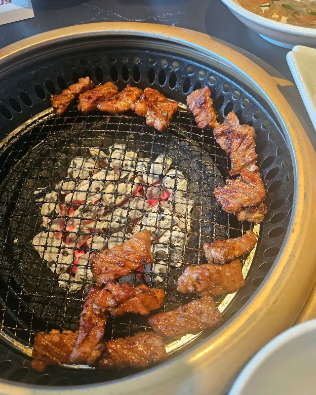 숯불 위에서 맛있게 익어가는 돼지갈비