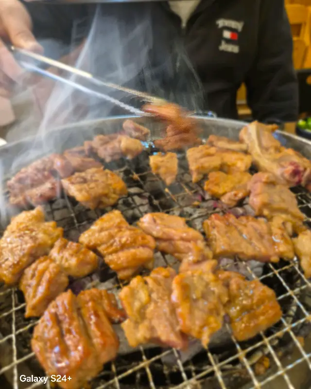 숯불 위에서 익어가는 돼지갈비