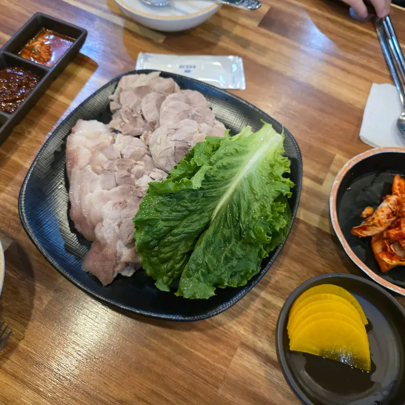 수육과 곁들임 반찬