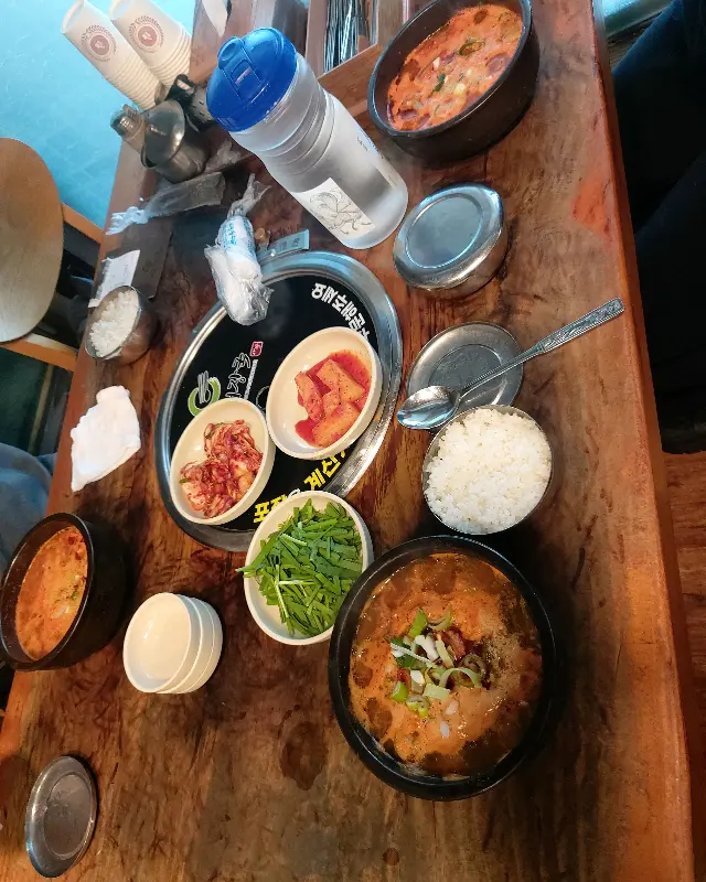 테이블 가득 차려진 해장국 한 상