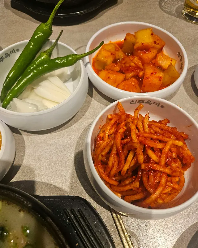 싱싱한 깍두기와 밑반찬