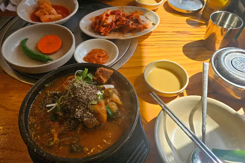 감자탕 한 상 차림