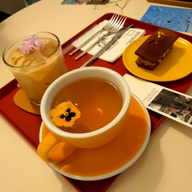 음료와 휘낭시에가 함께 담겨 나온 모습