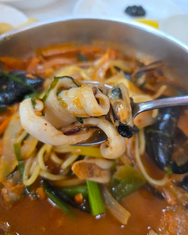 짬뽕 면발을 들어올리는 모습