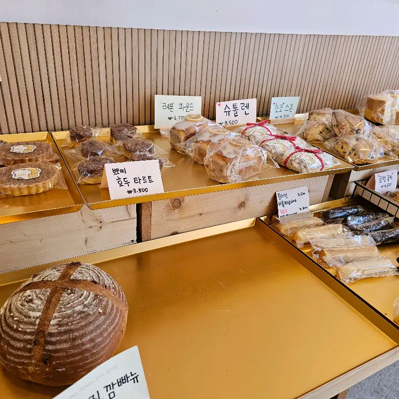 다양한 빵들이 진열되어 있는 모습