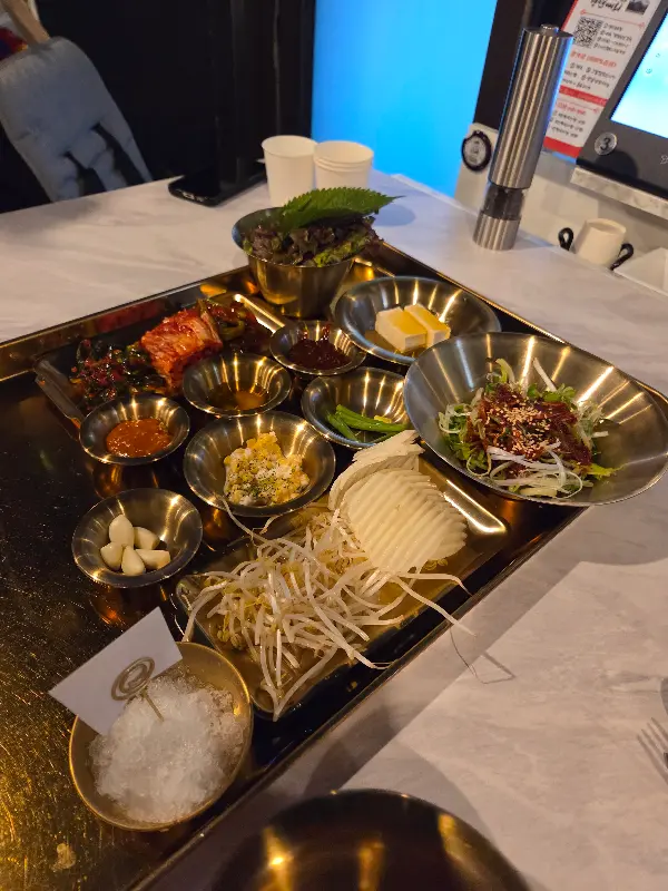 황금빛 쟁반에 정갈하게 담긴 밑반찬