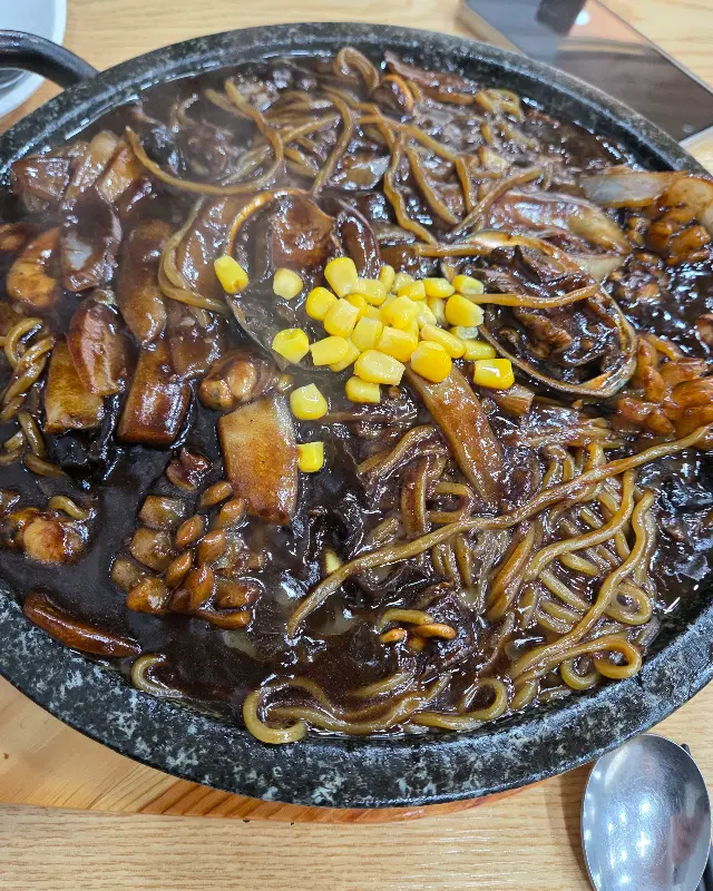 돌짜장 속 푸짐한 해산물