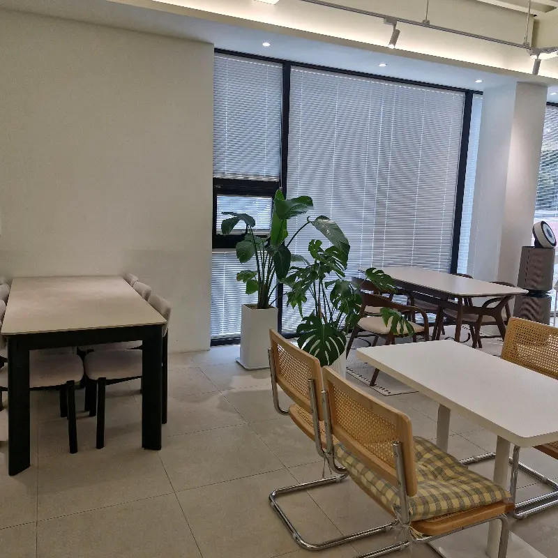 넓은 창가 좌석