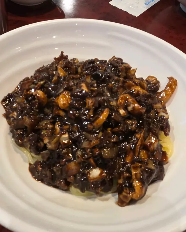 윤기 자르르 흐르는 짜장면